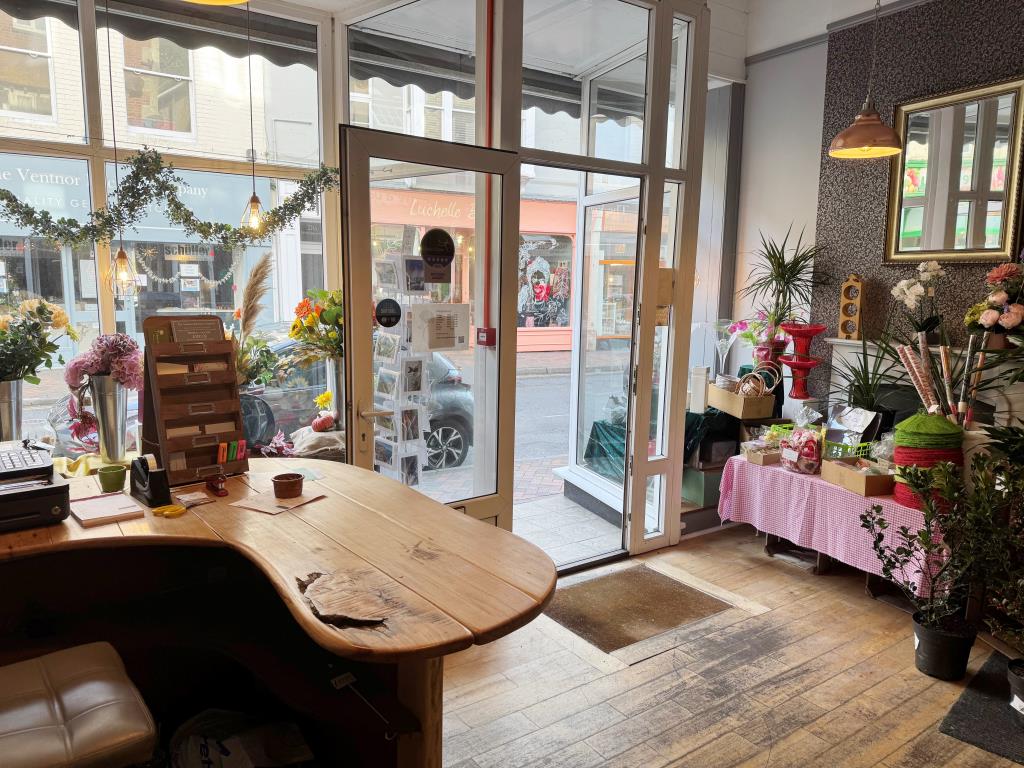 Lot: 61 - PRIME TOWN CENTRE RETAIL UNIT WITH SUBSTANTIAL CELLAR - Shop Area